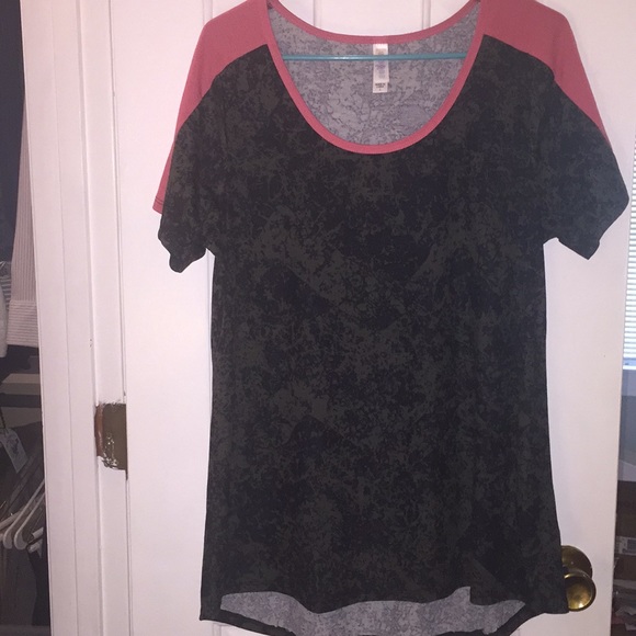 LuLaRoe Tops - 📌LulaRoe Large Classic T